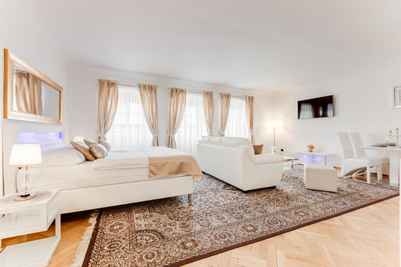 Charles Bridge Royal Apartments - Castle District Прага Экстерьер фото