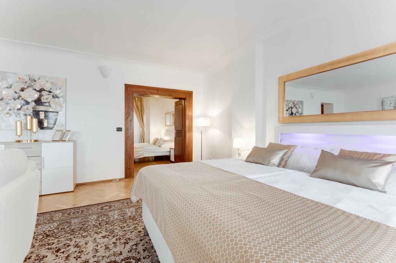 Charles Bridge Royal Apartments - Castle District Прага Экстерьер фото