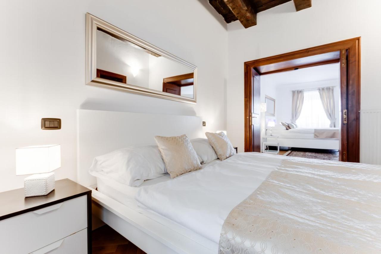 Charles Bridge Royal Apartments - Castle District Прага Экстерьер фото