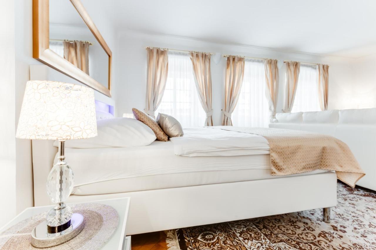 Charles Bridge Royal Apartments - Castle District Прага Экстерьер фото
