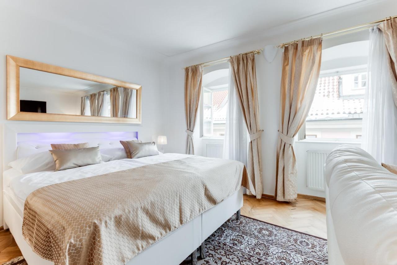 Charles Bridge Royal Apartments - Castle District Прага Экстерьер фото