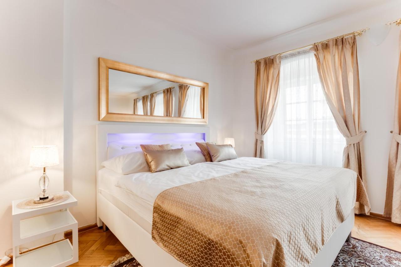 Charles Bridge Royal Apartments - Castle District Прага Экстерьер фото