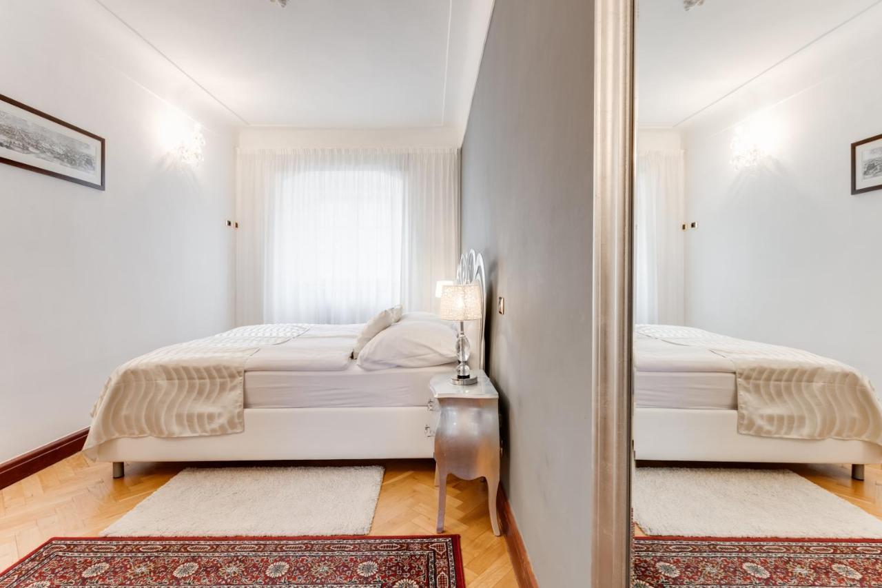 Charles Bridge Royal Apartments - Castle District Прага Экстерьер фото
