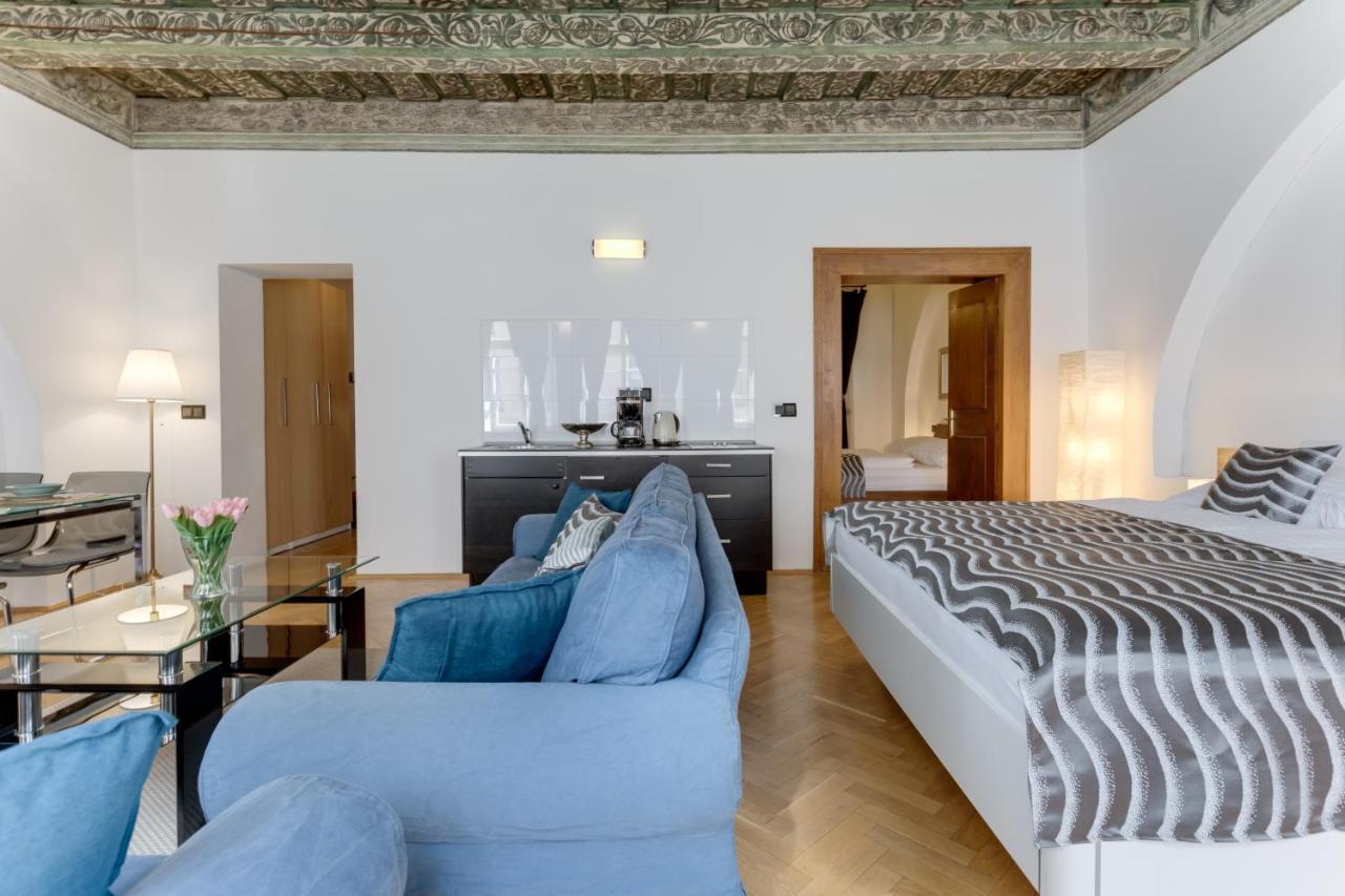 Charles Bridge Royal Apartments - Castle District Прага Экстерьер фото