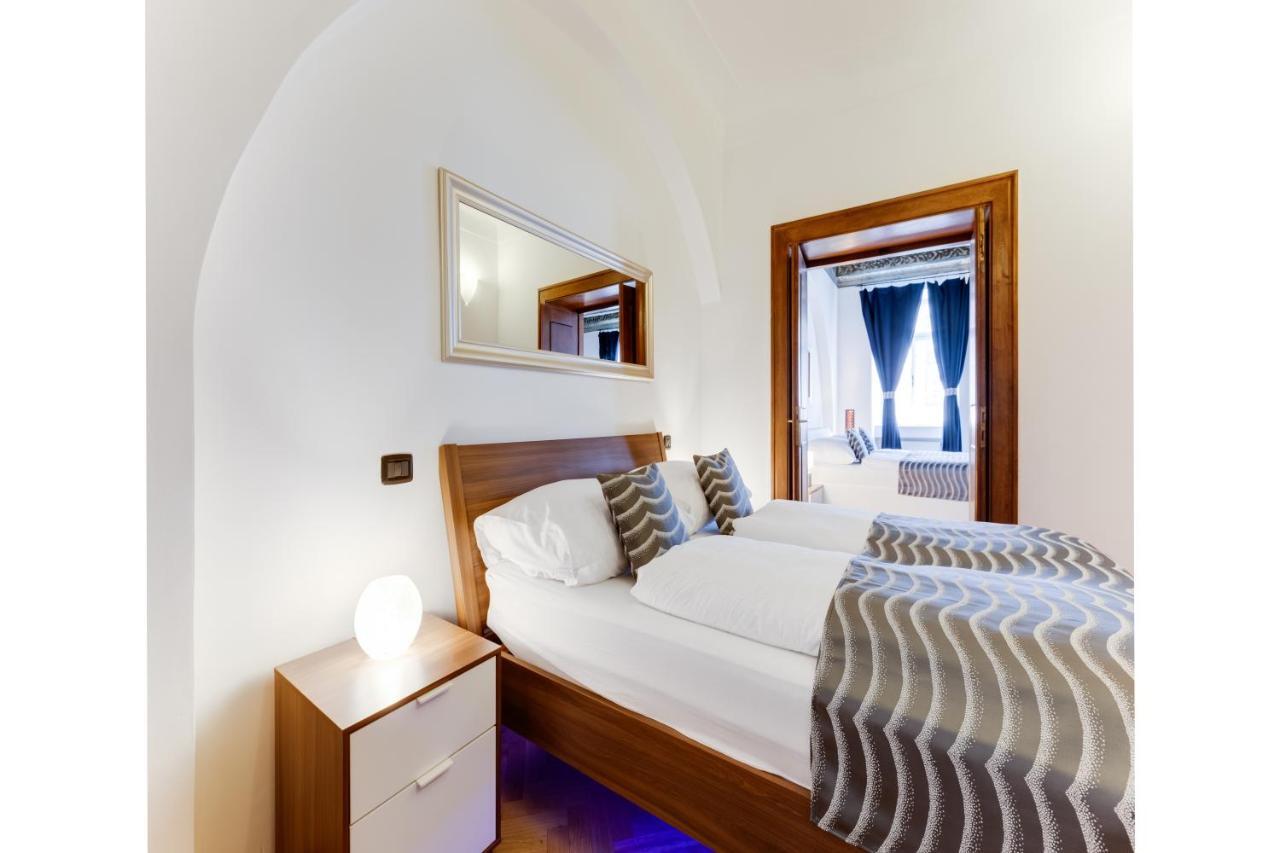 Charles Bridge Royal Apartments - Castle District Прага Экстерьер фото