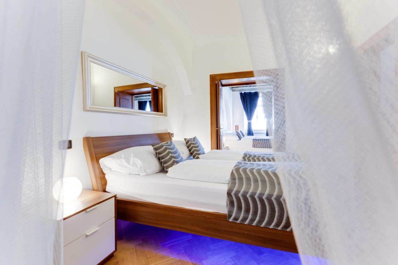 Charles Bridge Royal Apartments - Castle District Прага Экстерьер фото